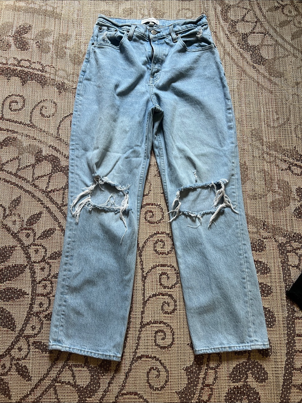 Abercrombie & Fitch light Wash Distressed Knee Ripped Jeans 6 short
